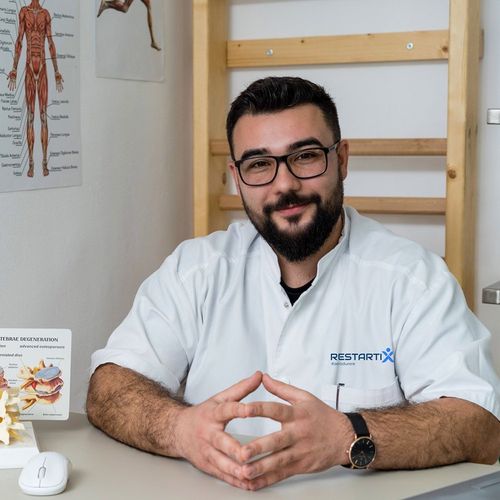 Kinetoterapeut RestartiX într-o sesiune online